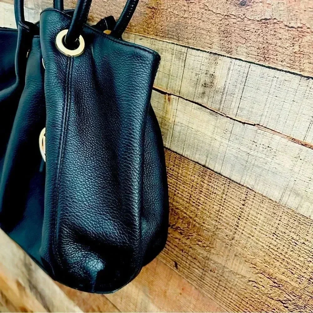 Micheal Kors Black Leather Medium East West Ring Tote Purse